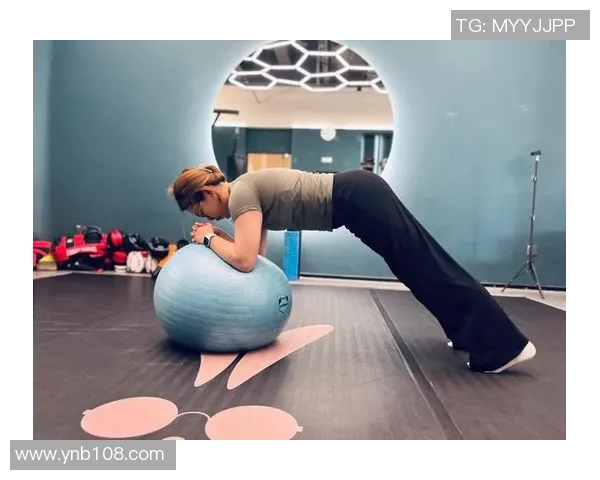 哑铃练胸动作纠正技巧与注意事项助你打造完美胸肌